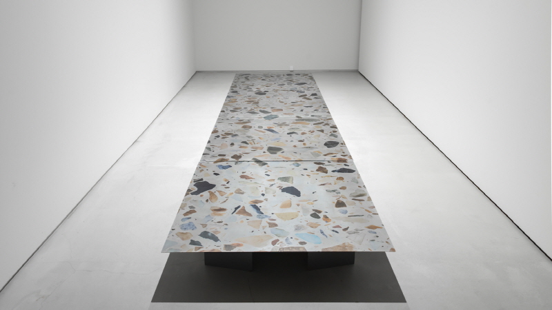 김경태, 플로어 플랜, 110 x 440cm, 스테인리스 스틸 판에 UV 인쇄, 2018, 전시전경_소피스 갤러리