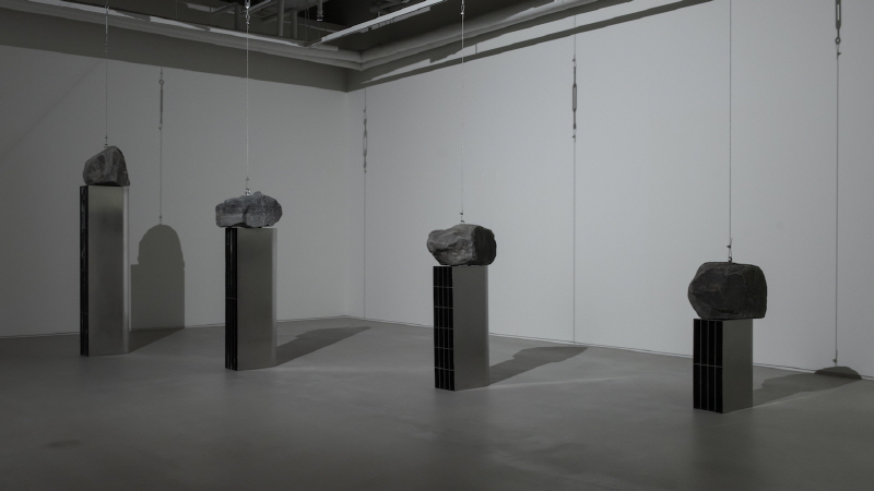 김진식, 돌의 무게, 스크레치 스테인리스 스틸, 보령 천연석, 금속 와이어, 18x38x75cm, 18x38x125cm, 18x38x175cm, 23x43x250cm, 2018