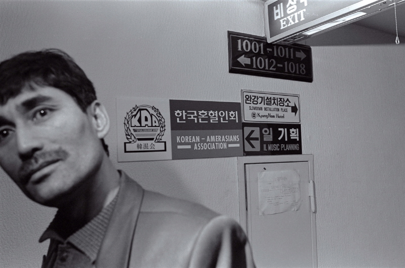 빌린 박씨 92년10월 서울 장안동 _ 박근식(40세) 회원이 한국혼혈인협회 사무실 앞에서 장난스런 표정하고 하고 있다.
