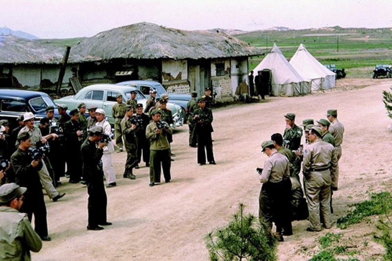 휴전회담 당시 판문점에서 서로를 찍고 있는 양층 기자들(존 리치,1950년대 초)