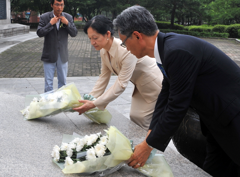 일본그리스도교협의회는 지난 2010년 방한해 한국기독교교회협의회와 공동으로 서울 서대문독립공원 순국선열추념탑 앞에서 ‘한일 강제합병 100년 한국·일본교회 공동성명’을 발표했다. 서울 서대문형무소 추모탑 앞에서 한국기독교교회협의회 권오성 총무(오른쪽)와 일본그리스도교협의회 히로코 우에다 총무대행(왼쪽)이 추모탑에 헌화하고 있는 모습