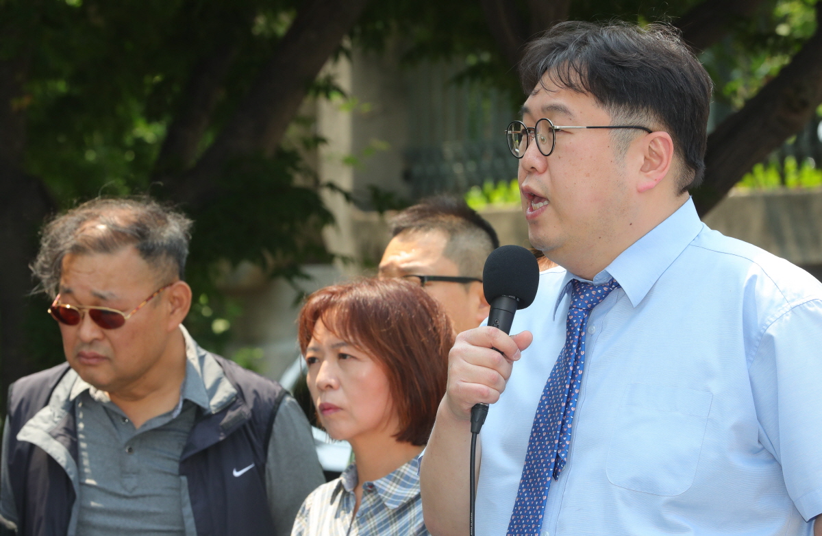 12일 오후 서울 서초구 서울중앙지방검찰청 앞에서 김용민 사단법인 평화나무 이사장이 문재인 대통령 하야를 주장한 전광훈 한국기독교총연합회 대표 회장에 대한 내란선동, 음모 혐의 검찰 고발 기자회견을 하고 있다.