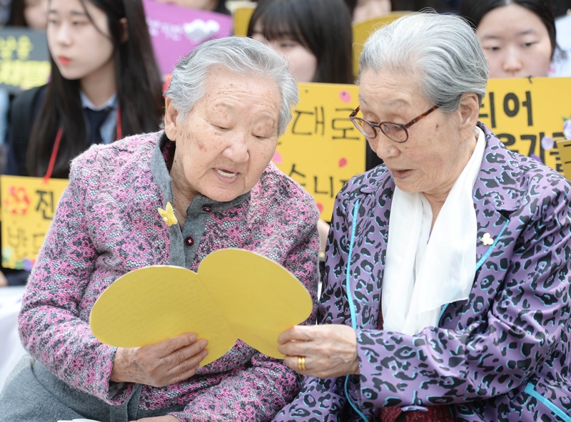 길원옥(왼쪽), 김복동 할머니가 서울 종로구 율곡로 구 주한일본대사관 앞에서 열린 일본군 위안부 문제해결을 위한 1226차 정기 수요시위에서 함께 응원 편지를 읽고 있다.