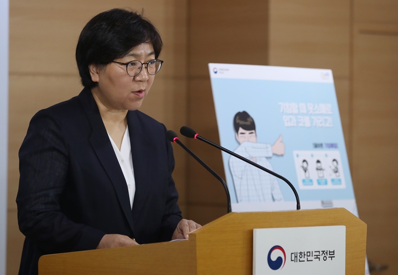 정은경 질병관리본부장이 14일 오후 정부서울청사에서 메르스 관련 중간현황 브리핑을 하고 있다.
