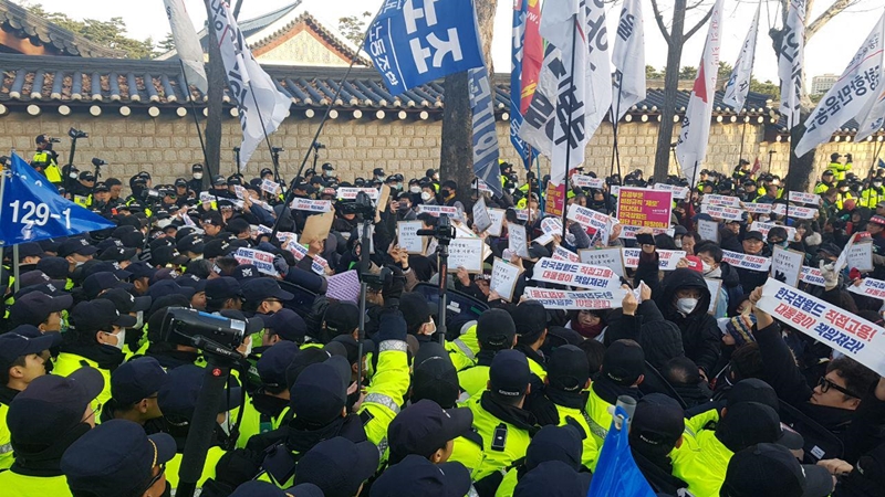 28일 오후 서울 종로구 청와대 사랑채 앞에서 ‘한국잡월드 자회사 저지! 직접고용 쟁취! 문재인 정부 규탄!’ 결의대회를 마친 참가자들이 직접고용 지원서 제출을 위해 청와대로 가던 중 경찰과 대치하고 있다.