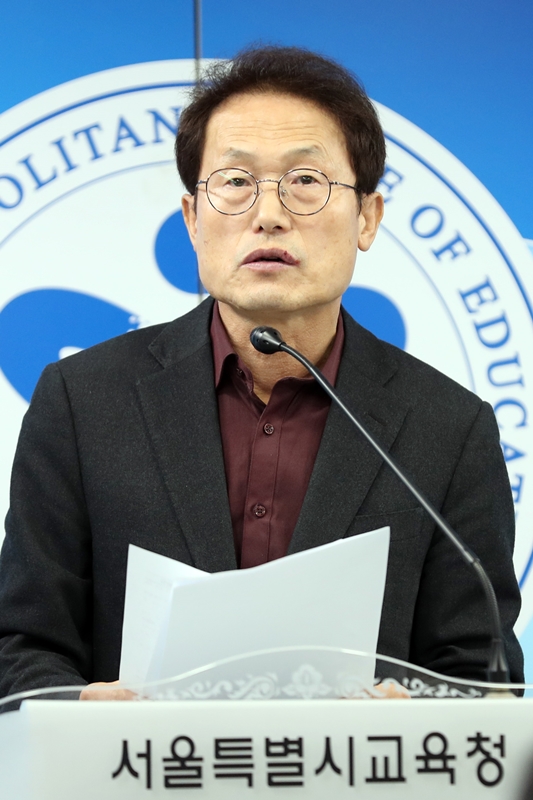 조희연 서울시교육감이 6일 오후 서울 종로구 서울시교육청 브리핑실에서 열린 ‘한국유치원총연합회 사태에 따른 교육청 입장 발표 긴급 기자회견’에 참석해 발언을 하고 있다. 서울시교육청은 한유총에 대한 법인 운영전반에 걸친 실태조사를 실시한다고 밝혔다.