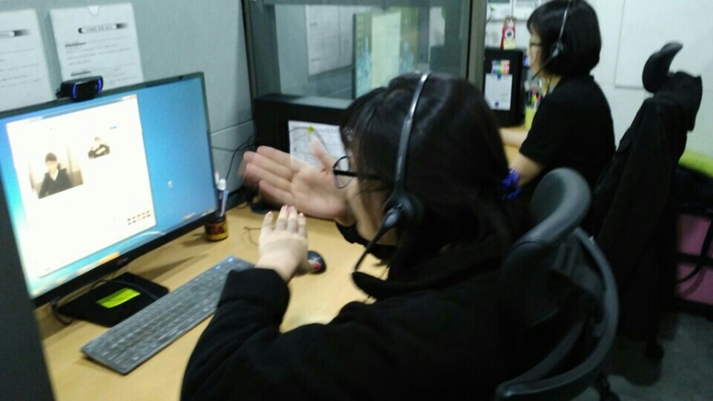 과학기술정보통신부 산하 공공기관 ‘한국정보화진흥원’은 일상생활에서 의사소통의 어려움을 겪는 청각·언어장애인을 위해 ‘통신중계 서비스’를 제공한다.