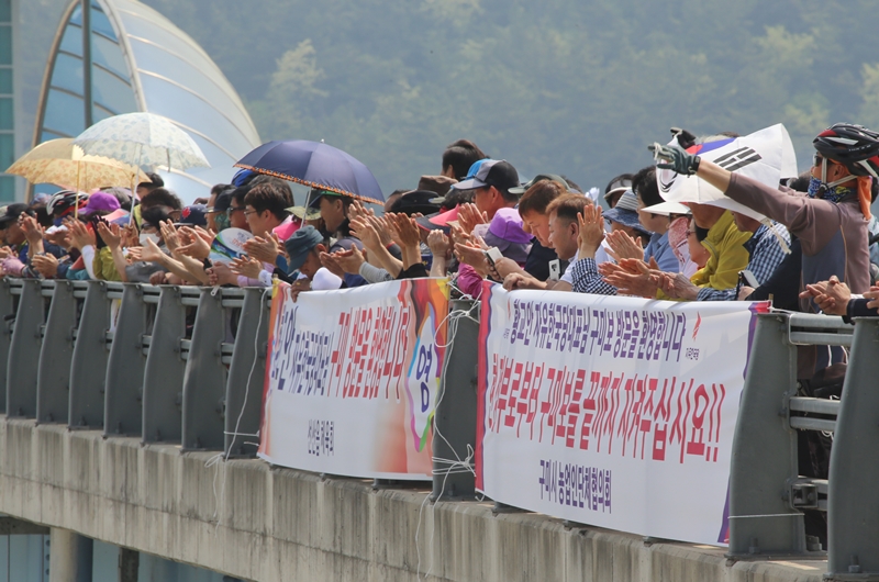 13일 오전 경북 구미시 선산읍 구미보 위에서 시민드이 자유한국당 현장최고위원회의를 지켜보며 환호하고 있다. 최고위원회의를 마친 황교안 대표는 나경원 원내대표, 소속 의원, 시민들과 함께 구미보를 건너 낙동강 둘레길을 걸으며 4대강 보 철거 저지를 위한 행진을 했다.