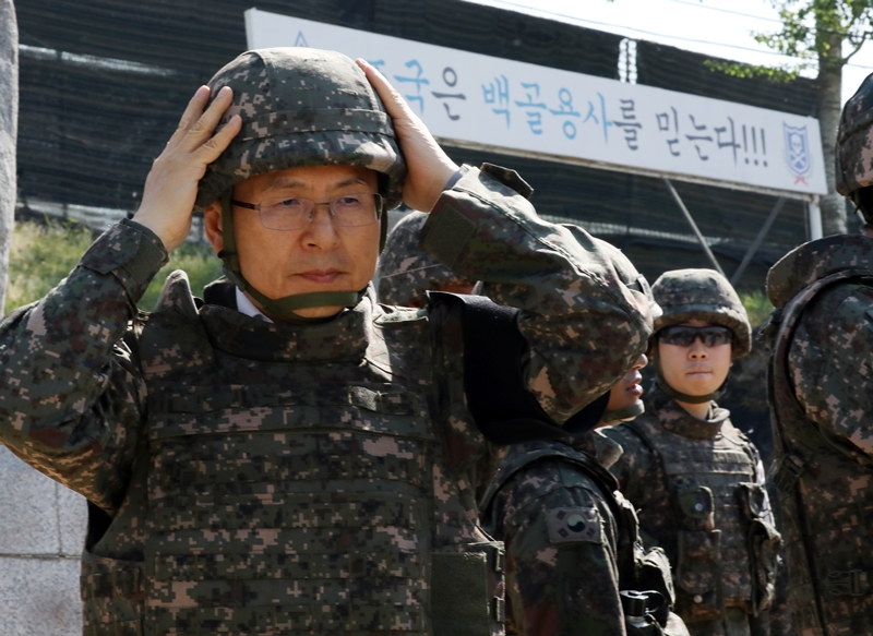 자유한국당 황교안 대표가 23일 오전 강원도 철원군 3사단 철거된 GP 방문을 위해 비무장지대 통문 앞에서 철모를 쓰고 있다. 2019.05.23.