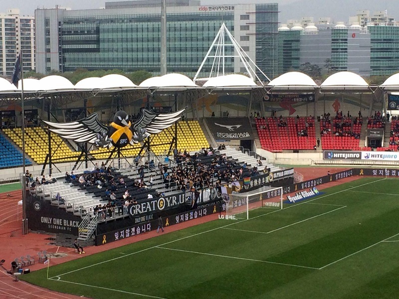 경기장에는 관중들뿐만 아니라 선수들이 유니폼에 노란 리본을 달고 출전하고 성남FC의 마스코트인 ‘비상하는 까치’ 조형물도 대형 노란 리본을 달고 함께 했다.