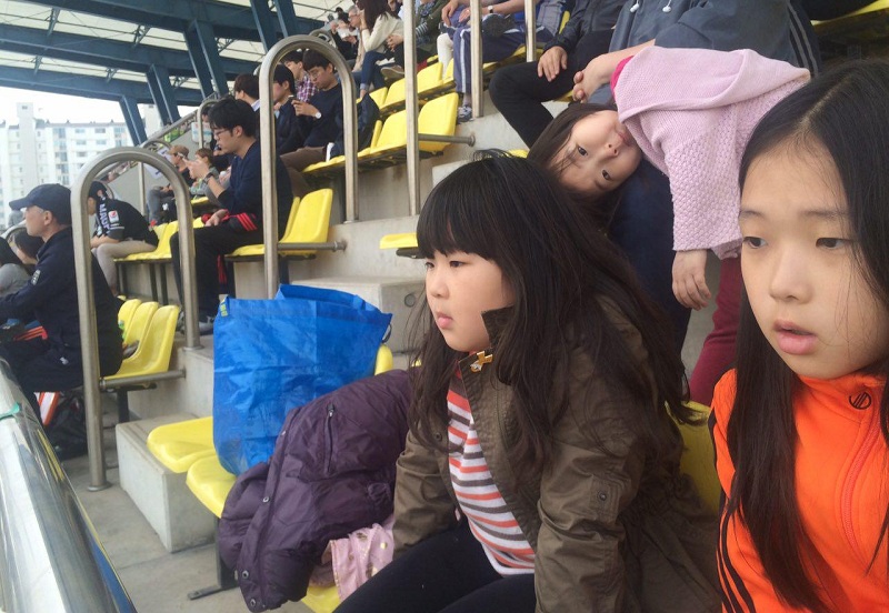 성남FC는 13일 경기 성남시 탄천종합운동장에서 열린 전남과의 홈경기에서 세월호 참사 2주기를 추모하는 행사를 가졌다. 경기장에는 관중들뿐만 아니라 선수들이 유니폼에 노란 리본을 달고 출전하고 성남FC의 마스코트인 ‘비상하는 까치’ 조형물도 대형 노란 리본을 달고 함께 했다.<br