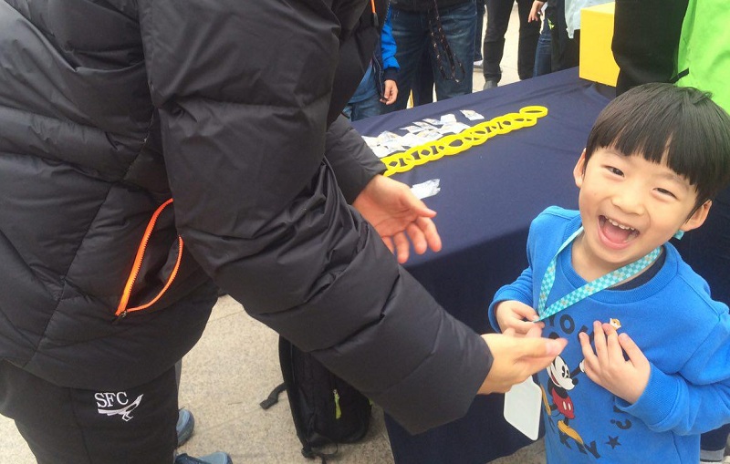 성남FC는 13일 경기 성남시 탄천종합운동장에서 열린 전남과의 홈경기에서 세월호 참사 2주기를 추모하는 행사를 가졌다. 노란 리본 뱃지 제작·판매와 선수 애장품 경매 수익금 유가족에 전달, 추모영상 제작·상영, 세월호 희생자 학생을 기억하는 시축 등이 진행됐다.<br