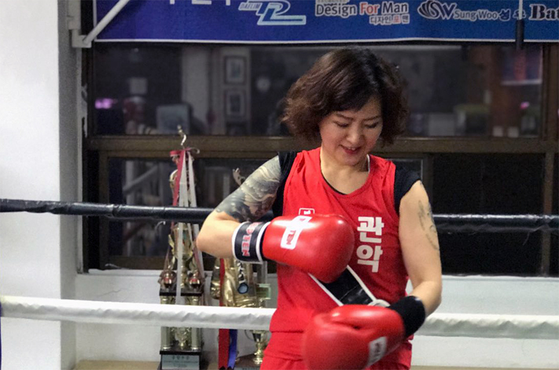 김정애(56, 여) 아마추어 복싱 선수를 9일 서울 관악구 위치한 대한권투체육관에서 만났다. 글러브를 착용하는 모습.