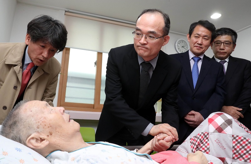 문무일 검찰총장이 20일 부산 수영구의 한 요양병원을 방문, 고 박종철 열사의 부친인 박정기씨를 만나 검찰의 과거사에 대해 공식 사과를 하고 있다.