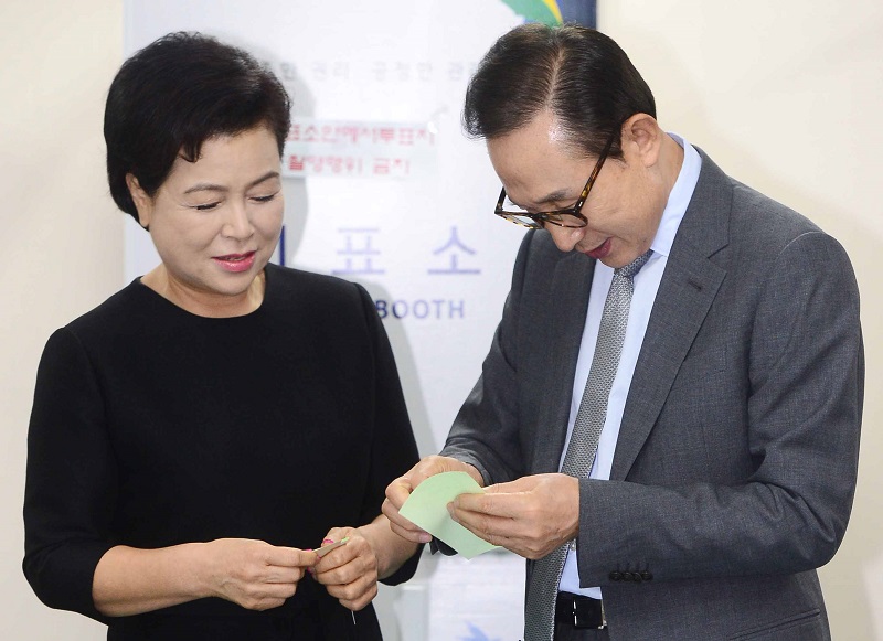 6.4 전국동시지방선거 투표일인 4일 오전 서울 강남구 강남대로 논현1동 제3투표소에서 이명박 전 대통령과 부인 김윤옥 여사가 소중한 한표를 행사하고 있다. 2014.06.04.
