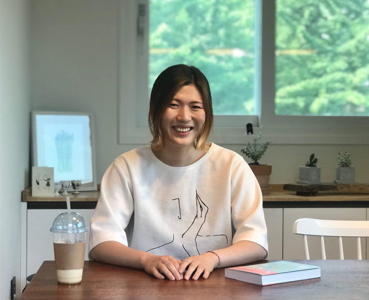 ‘서늘한 여름밤(서밤)’ 웹툰작가 이서현(31)씨를 지난달 31일 서울 안암동 위치한 그의 작업실에서 만났다. 앞에 놓인 책은 그가 집필한 신권 <나에게 다정한 하루> .