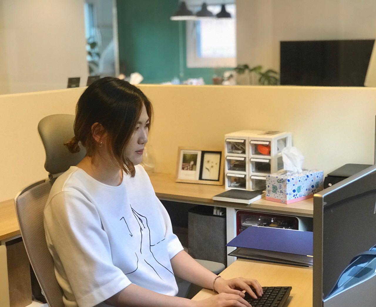 ‘서늘한 여름밤(서밤)’ 웹툰작가 이서현(31)씨를지난달 31일 서울 안암동 그의 작업실에서 만났다. 웹툰 작업을 하는 모습.