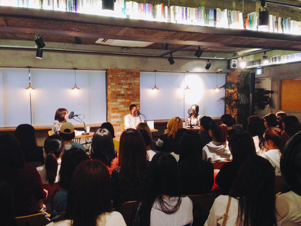 팟캐스트 ‘서늘한 마음썰’이 지난달 31일 2주년을 맞아 공개방송을 진행했다. 진행자 중 가운데 앉은 이가 이서현씨.
