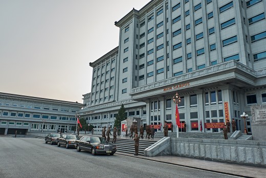 공작 스틸컷. 평안북도 초대소 입구.