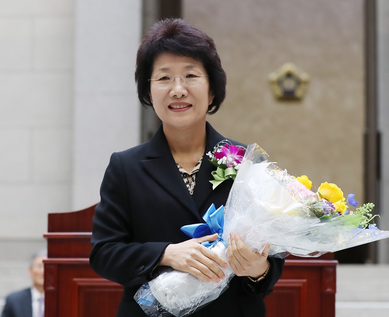 쌍용자동차 정리해고 사건에서 주심판사였던 박보영 전 대법관이 퇴임식에서 꽃다발을 들고 있다. 2017.12.29.
