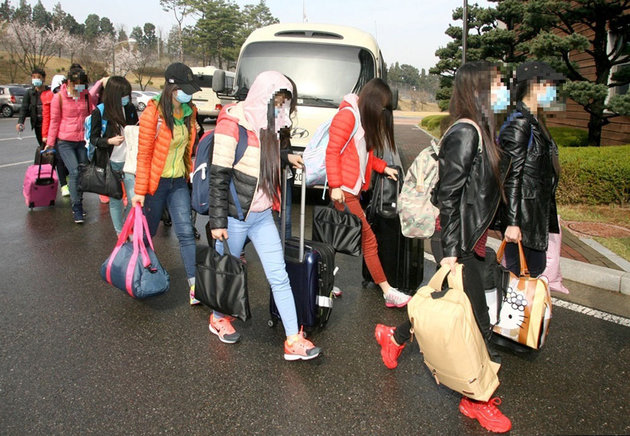 해외 북한 식당에서 근무하던 탈북자 13명이 지난 7일 인천공항을 통해 입국한 후 모처에 도착해 숙소로 걸어들어가고 있다.