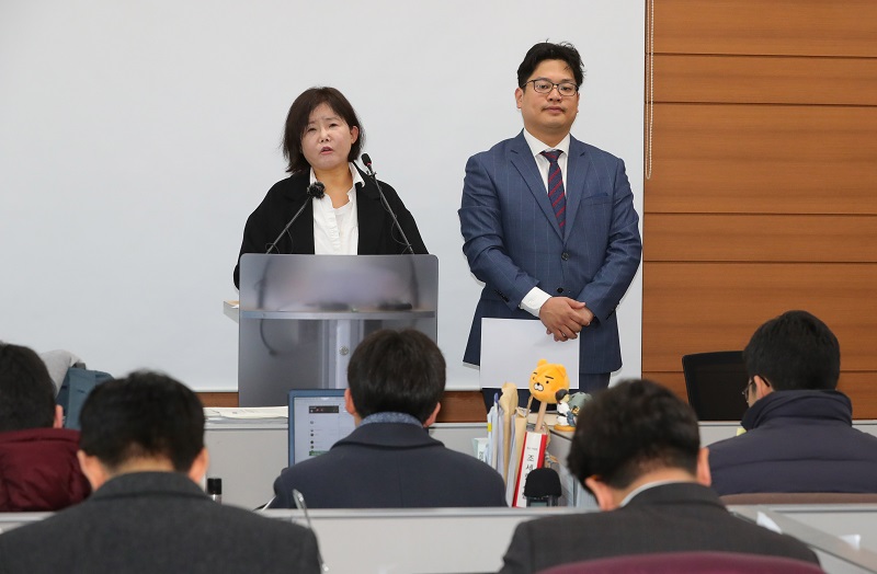 19일 오전 서울 서초구 서울고등검찰청 기자실에서 법무부 검찰과거사위원회 산하 대검찰청 과거사진상조사단 김영희 총괄팀장이 재조사 중인 사건 관련 수사검사 일부가 조사 활동에 압박을 행사하고 있다며 엄정한 조치를 촉구하고 있다. 오른쪽은 진상조사단 조영관 변호사. 2018.12.19.