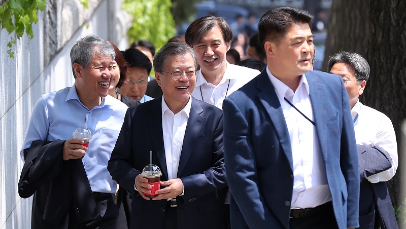 문재인 대통령이 지난 10일 서울 종로구 삼청동 한 식당에서 참모진과 청국장으로 점심 식사를 마친 후 여민관으로 향하고 있는 모습. 자료사진.