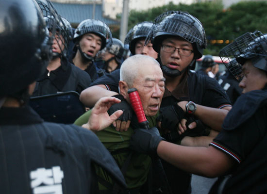 경찰들이 노인을 연행하고 있다.