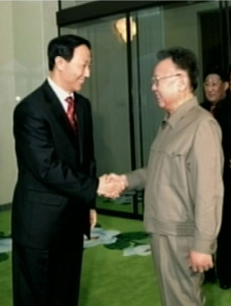 지난 2009년 1월 김정일 국방위원장과 만난 왕자루이 중국공산당 대외연락부장.