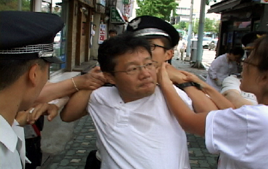 끌려가는 이강서 신부