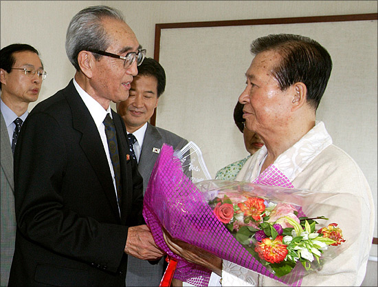2005년 김대중 전대통령을 병문안한 북한 김기남 당비서