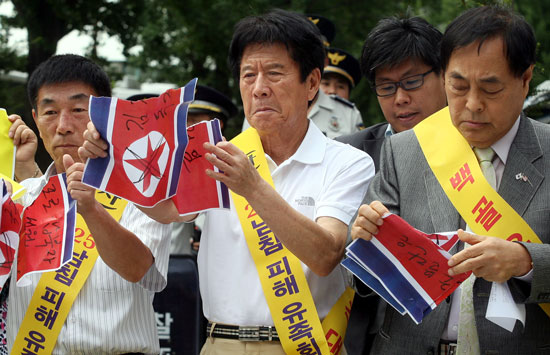 인공기 찢는 우익단체 회원들