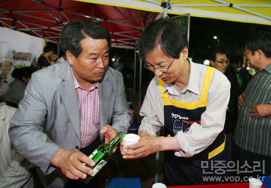천정배 의원은 미디어법 재논의 여론을 이끌어내기 위해 포장마차까지 끌며 전국을 다녔다.