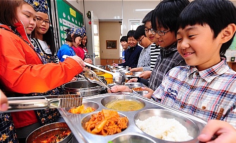 급식을 받으며 즐거워하는 어린이들