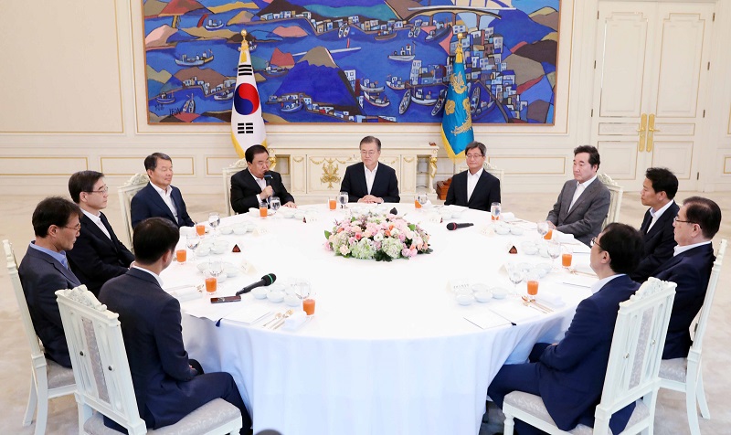 문재인 대통령은 10일 청와대 본관 인왕실에서 오찬을 열고, 문희상 국회의장, 김명수 대법원장, 이진성 헌법재판소장, 권순일 중앙선거관리위원장, 이낙연 국무총리를 초청했다.