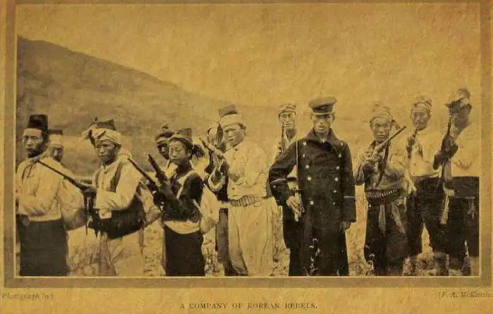 1907년 영국인 종군기자 멕켄지가 양평군 지평 인근에서 촬영한 의병대 사진