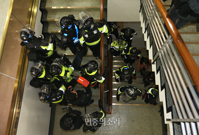 2013년 12월 철도노조 지도부 체포를 위해 민주노총 사무실이 있는 경향신문사 건물에 진입한 경찰들