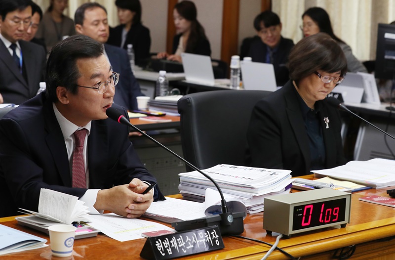 김헌정(왼족) 헌재 사무처장이 11일 오전 서울 종로구 헌법재판소에서 열린 국회 법제사법위원회의 헌법재판소 및 헌법재판연구원에 대한 국정감사에서 의원들의 질의에 답변하고 있다.