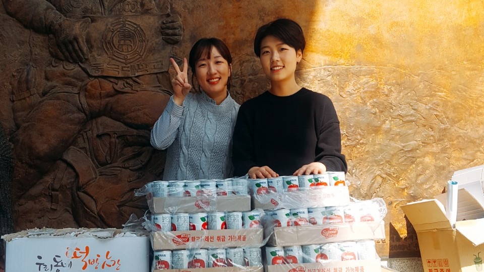 2017년 동국대학교에서 간식사업을 진행 중인 당시 총여학생회장 성임은씨와 부총여학생회장 나한지씨