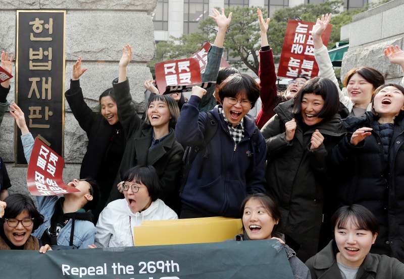낙태죄 폐지를 주장하는 시민들이 11일 서울 종로구 헌법재판소 앞에서 기자회견을 마친 뒤 '낙태죄 헌법불합치' 판결에 환호하고 있다. 2019.04.11.