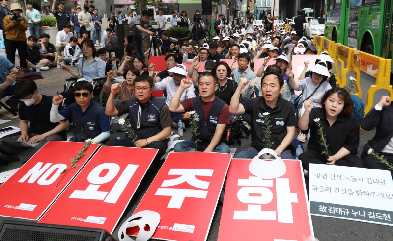 25일 오후 서울 구의역 앞에서 '구의역 참사 3주기 추모문화제'가 열리고 있다.