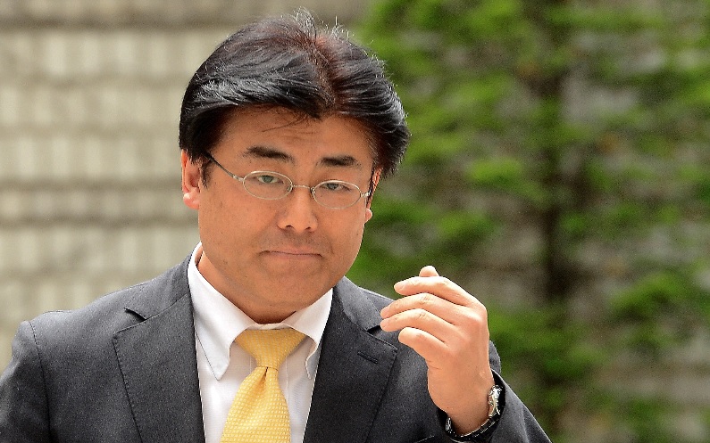 세월호 참사 당일 박근혜 대통령의 행적 의혹을 보도 박 대통령의 명예를 훼손한 혐의로 기소된 가토 다쓰야 일본 산케이신문 전 서울지국장이 1일 오후 서울 서초동 서울중앙지법에서 열린 5차 공판에 출석하고 있다.