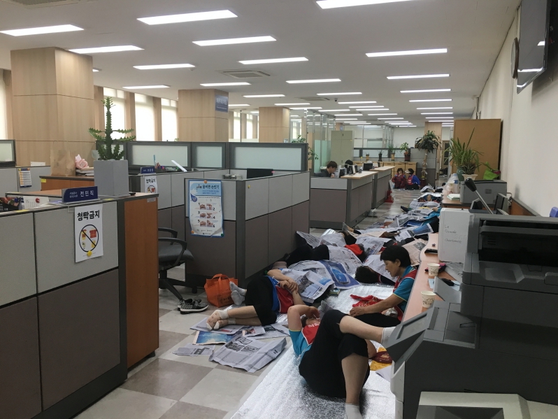 연세대학교 청소경비주차노동자들이 지난해 7월 27일 백양관 점거농성 3일째를 맞은 모습