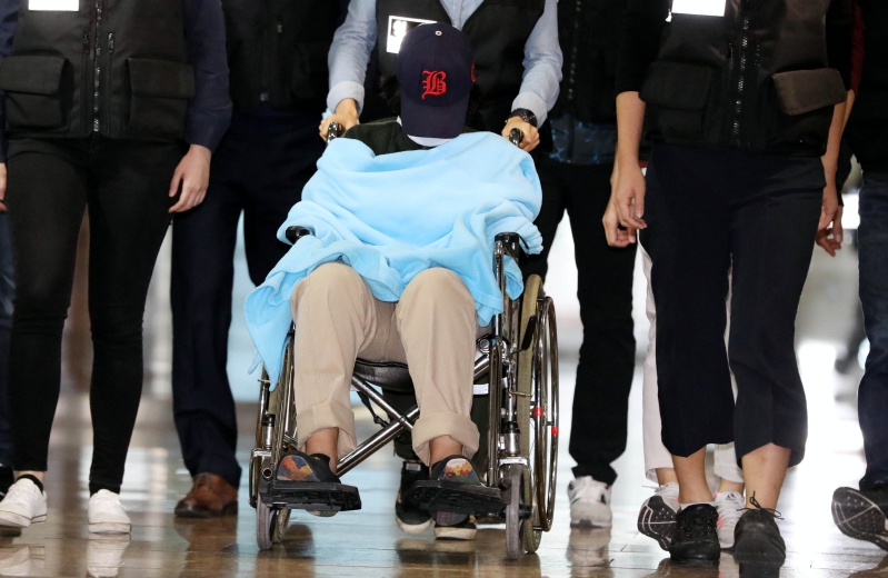 여중생 딸 친구 살해·시신 유기 사건의 피의자 '어금니 아빠' 이모씨의 딸 이모양이 12일 오전 영장실질심사를 받기 위해 서울 중랑구 서울의료원을 나서고 있다.