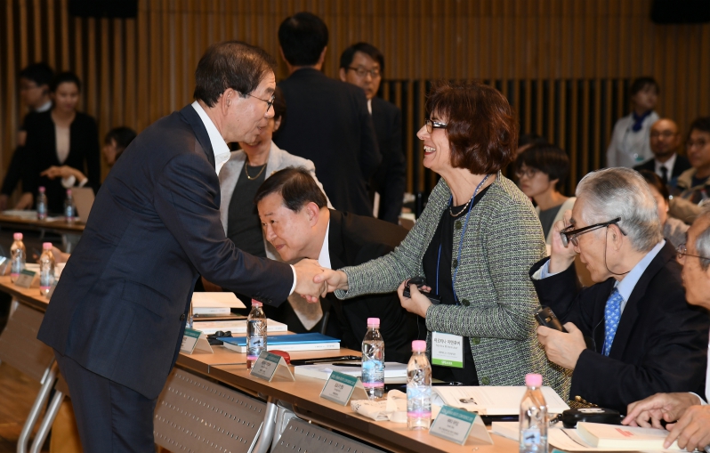 박원순 서울시장이 16일 2017 서울인권컨퍼런스에 참석해 참가자들과 악수를 나누고 있다.