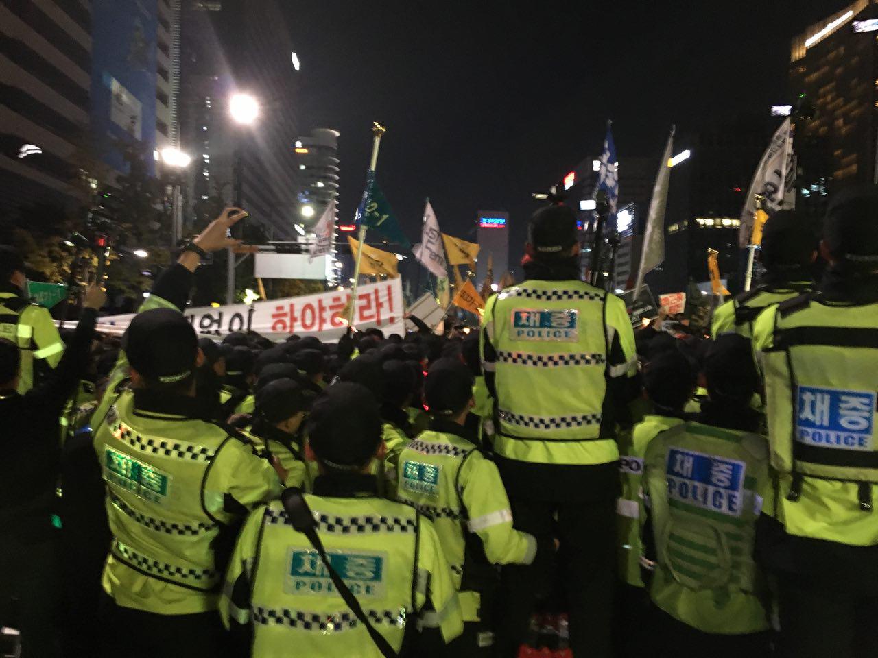 촛불 집회 당시, 광화문 광장에서 청와대로 행진을 하려는 시민들을 채증하는 경찰.