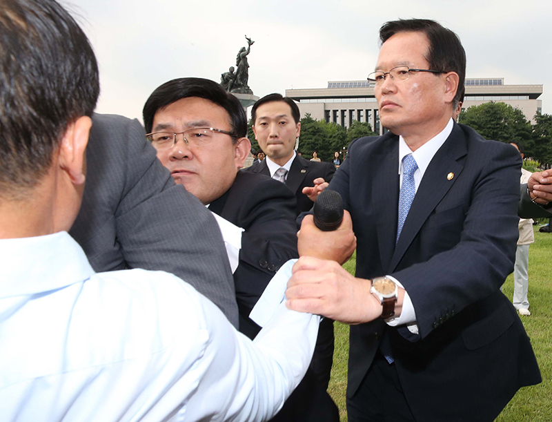 정의화 국회의장 마이크 뺏으려는 한 시민