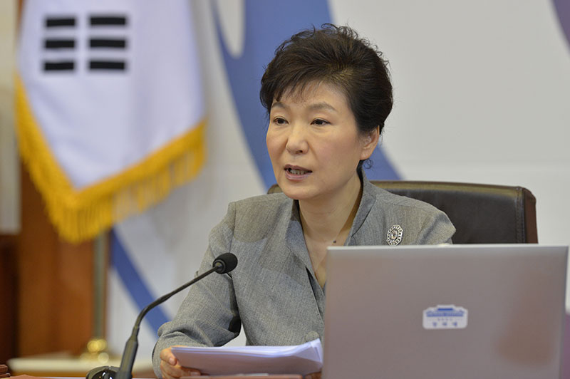 박근혜 대통령이 9월 16일 청와대에서 국무회의를 주재하며 모두 발언을 하고 있다.