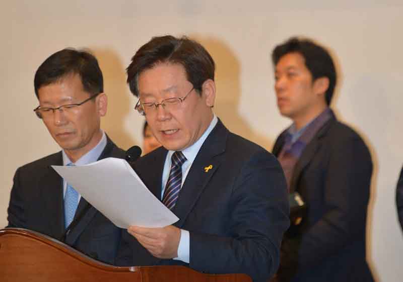 이재명 성남시장을 비롯한 더불어민주당 소속 경기도 기초자치단체장 15명은 13일 국회의원 회관 대회의실에서 기자회견을 열고 누리과정 지방비 투입을 반대하며 공동대응에 나선다고 밝혔다.