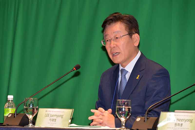 21일 광주 국립아시아문화전당에서 열린 2016 세계인권도시포럼 오프닝라운드테이블에서 기조발제 중인 이재명 성남시장